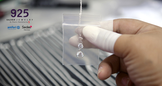 Packing Our Wholesale Silver Necklace before sent to warehouse
